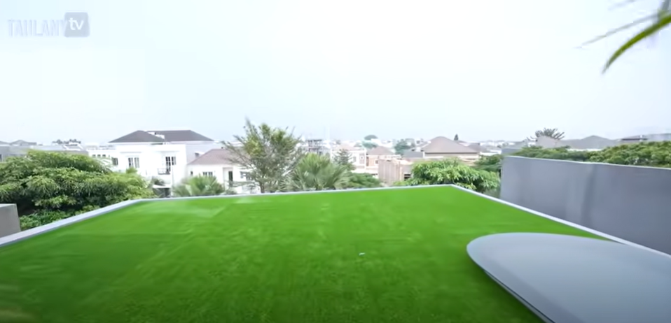 potret rooftop Boy William ala sky lounge hotel © 2024 brilio.net potret rooftop Boy William ala sky lounge hotel © 2024 brilio.net