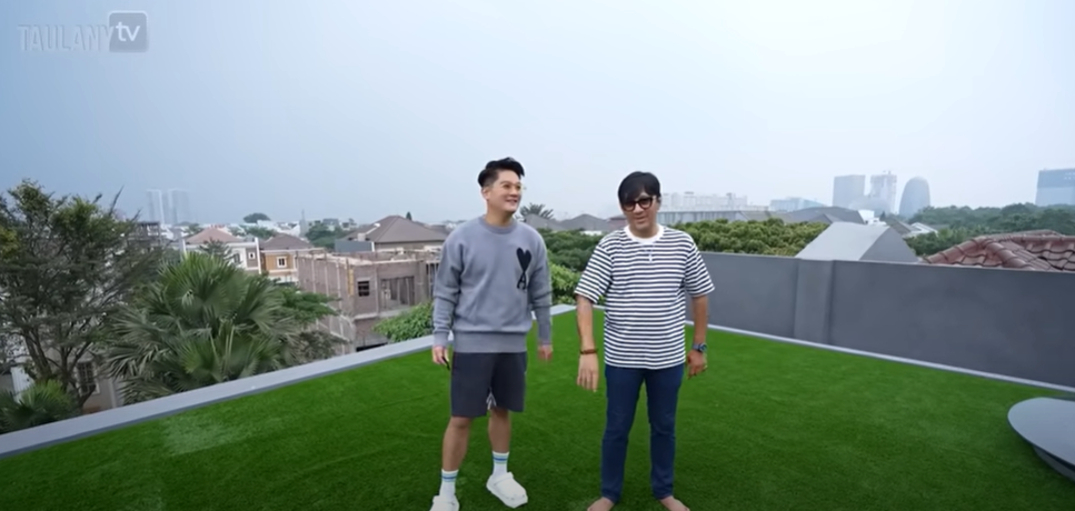 potret rooftop Boy William ala sky lounge hotel © 2024 brilio.net potret rooftop Boy William ala sky lounge hotel © 2024 brilio.net