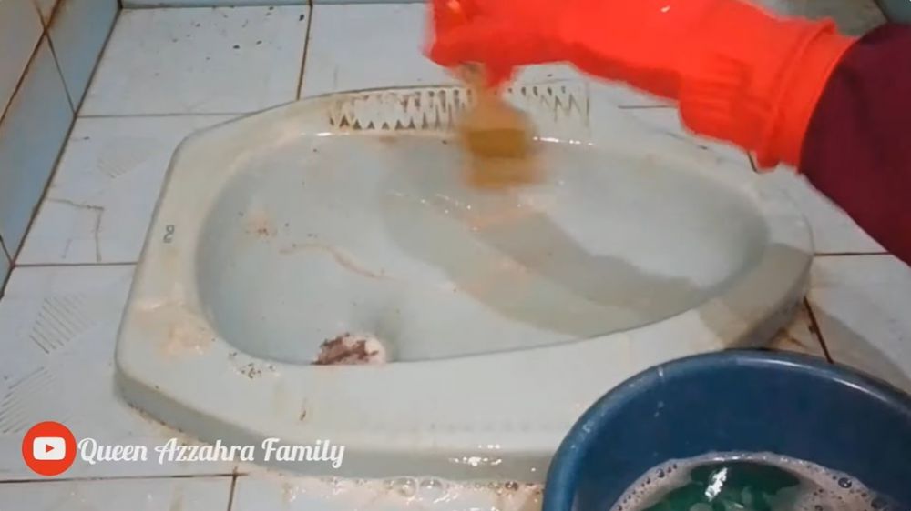 Tanpa disikat, ini cara bersihkan kerak kuning di kloset cuma pakai tambahan 2 bahan dapur