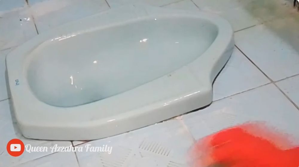 Tanpa disikat, ini cara bersihkan kerak kuning di kloset cuma pakai tambahan 2 bahan dapur