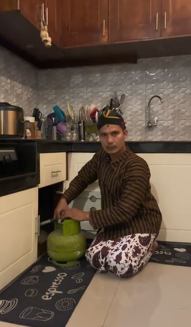 Potret suami cosplay Berbagai sumber Potret suami cosplay Berbagai sumber