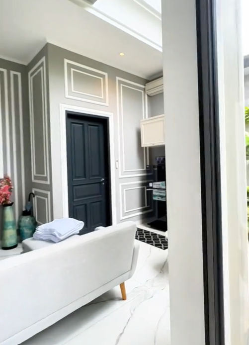 potret rumah mewah Reza Gladys bak istana berlapis marmer © 2024 brilio.net