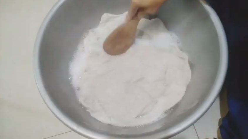 Tanpa direndam pemutih, begini cara mencuci pakaian putih dekil dan kusam cuma tambah 1 bahan dapur