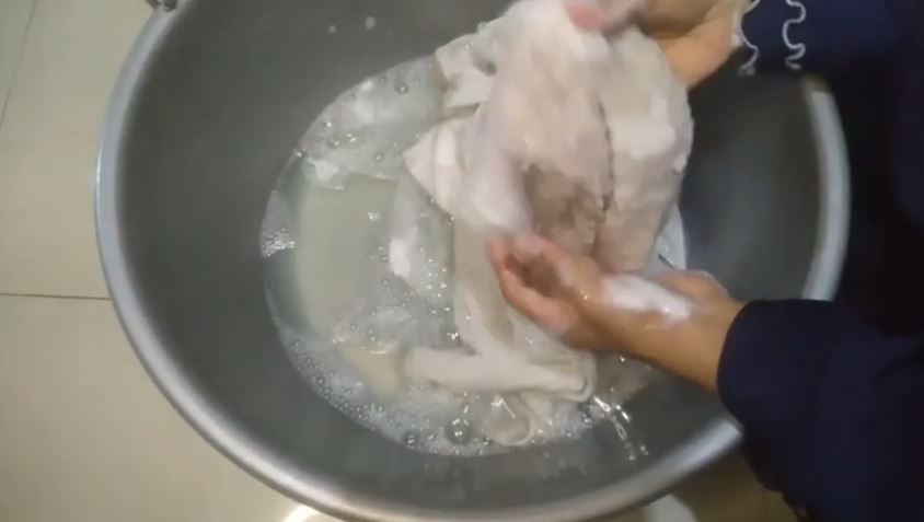 Tanpa direndam pemutih, begini cara mencuci pakaian putih dekil dan kusam cuma tambah 1 bahan dapur