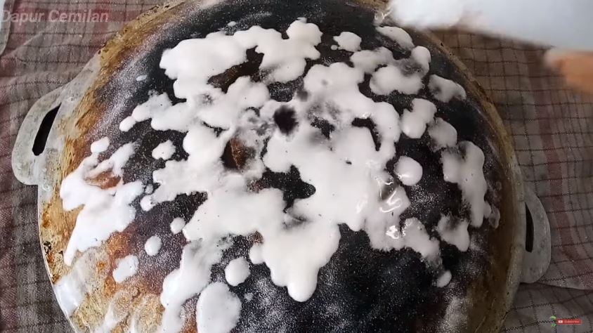 Tak perlu dipanaskan di atas api, ini trik hilangkan kerak gosong di pantat wajan pakai 3 bahan dapur