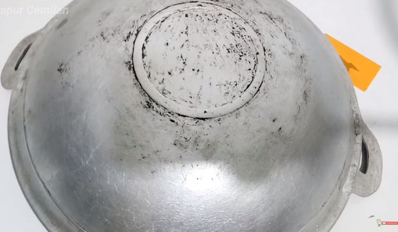 Tak perlu dipanaskan di atas api, ini trik hilangkan kerak gosong di pantat wajan pakai 3 bahan dapur