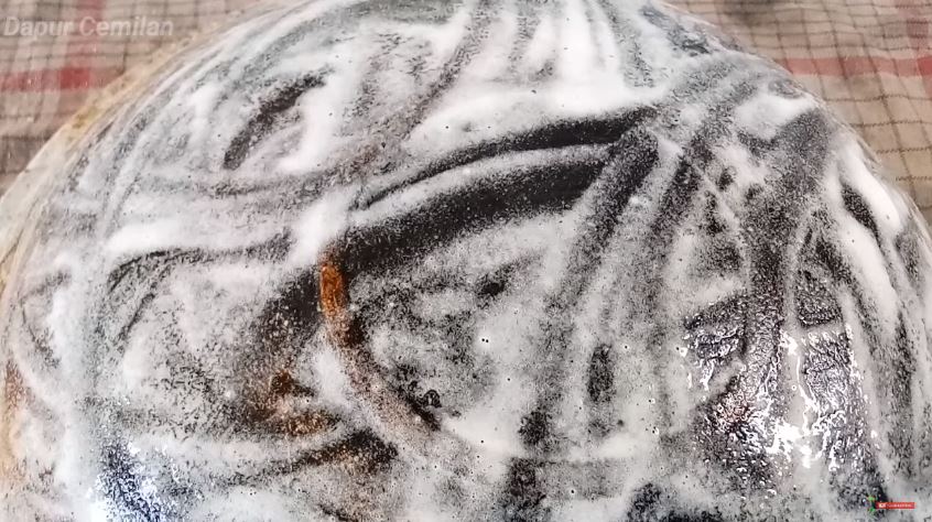 Tak perlu dipanaskan di atas api, ini trik hilangkan kerak gosong di pantat wajan pakai 3 bahan dapur