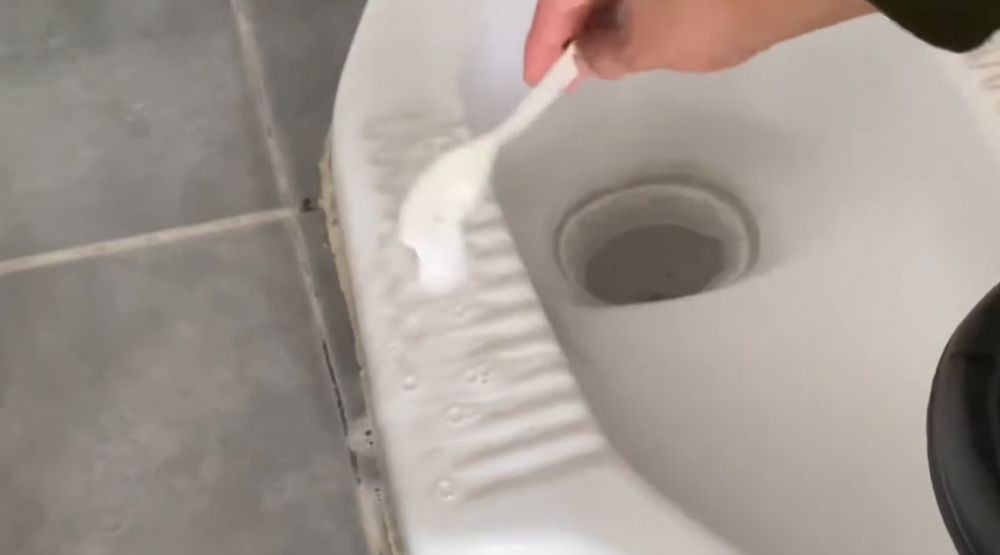 Cukup pakai 3 bahan dapur, ini trik ampuh basmi kerak tebal di kloset tanpa air panas dan sitrun