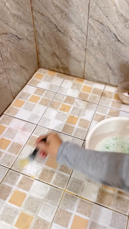 Tanpa disikat, ini trik hilangkan kerak hitam di lantai kamar mandi cuma tambah 2 bahan dapur