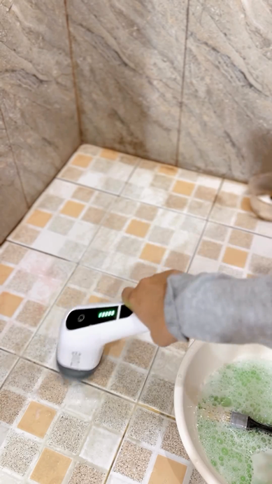 Tanpa disikat, ini trik hilangkan kerak hitam di lantai kamar mandi cuma tambah 2 bahan dapur