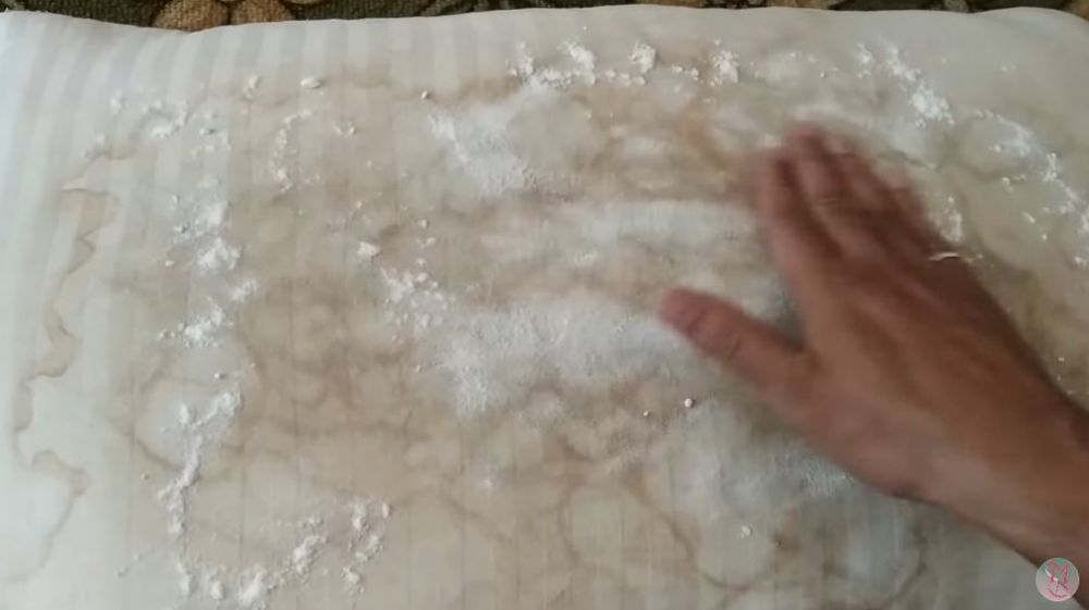 Tak perlu direndam pemutih dan air panas, ini trik cuci bantal kuning dan berjamur pakai 2 bahan dapur