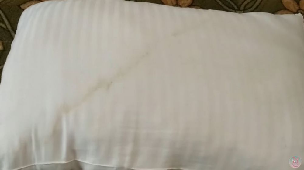 Tak perlu direndam pemutih dan air panas, ini trik cuci bantal kuning dan berjamur pakai 2 bahan dapur