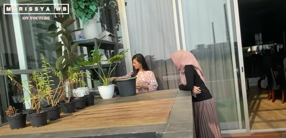 potret balkon Eriska Rein viewnya langsung laut © 2024 brilio.net