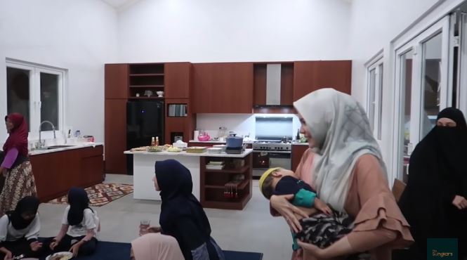 rumah dewi sandra © YouTube