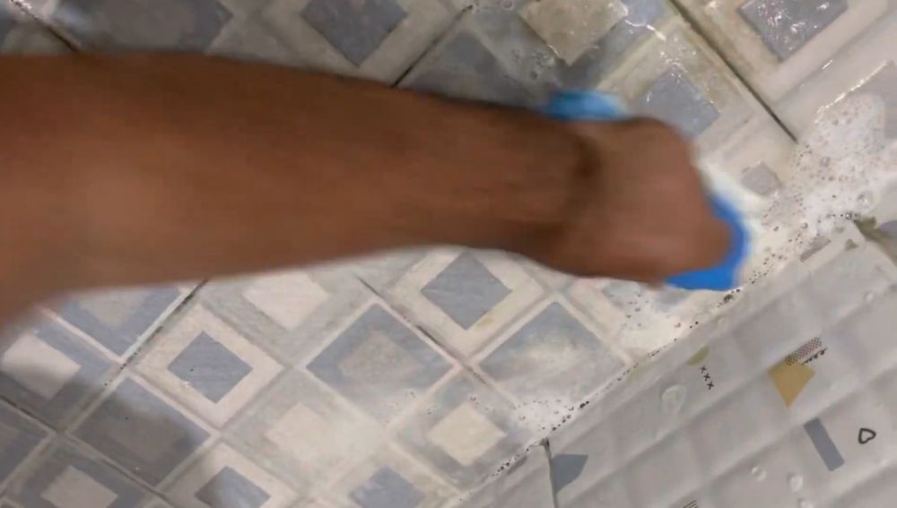 Tak pakai air panas, ini trik hilangkan kerak keramik kamar mandi cukup tambah 2 bahan dapur