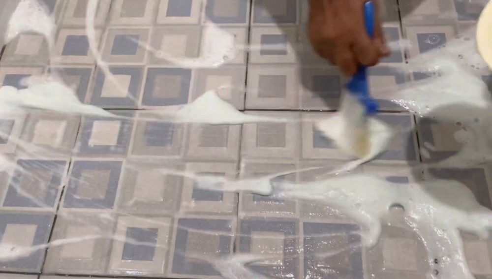 Tak pakai air panas, ini trik hilangkan kerak keramik kamar mandi cukup tambah 2 bahan dapur