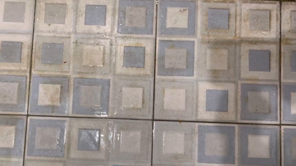 Tak pakai air panas, ini trik hilangkan kerak keramik kamar mandi cukup tambah 2 bahan dapur