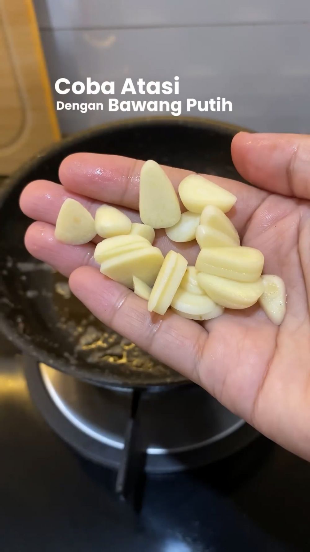 Bukan tepung tapioka, ini cara menghilangkan busa pada minyak goreng pakai 1 bumbu dapur