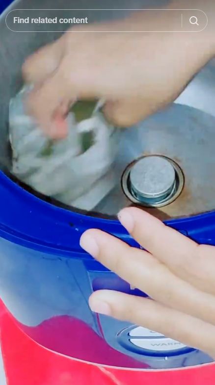 Tak perlu bahan pembersih apapun, ini cara basmi noda gosong di dasar rice cooker pakai 2 alat