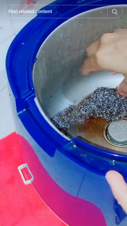 Tak perlu bahan pembersih apapun, ini cara basmi noda gosong di dasar rice cooker pakai 2 alat