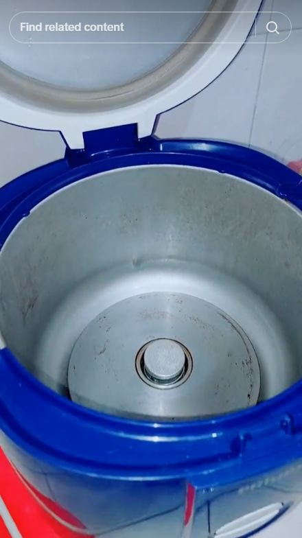 Tak perlu bahan pembersih apapun, ini cara basmi noda gosong di dasar rice cooker pakai 2 alat