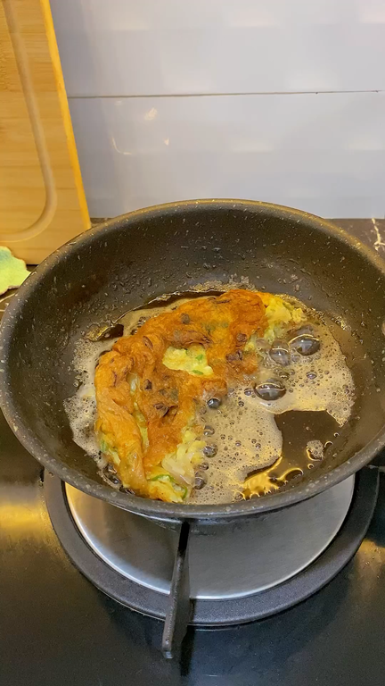 Bukan tepung tapioka, ini cara menghilangkan busa pada minyak goreng pakai 1 bumbu dapur