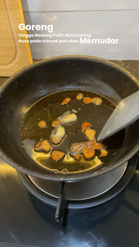 Bukan tepung tapioka, ini cara menghilangkan busa pada minyak goreng pakai 1 bumbu dapur