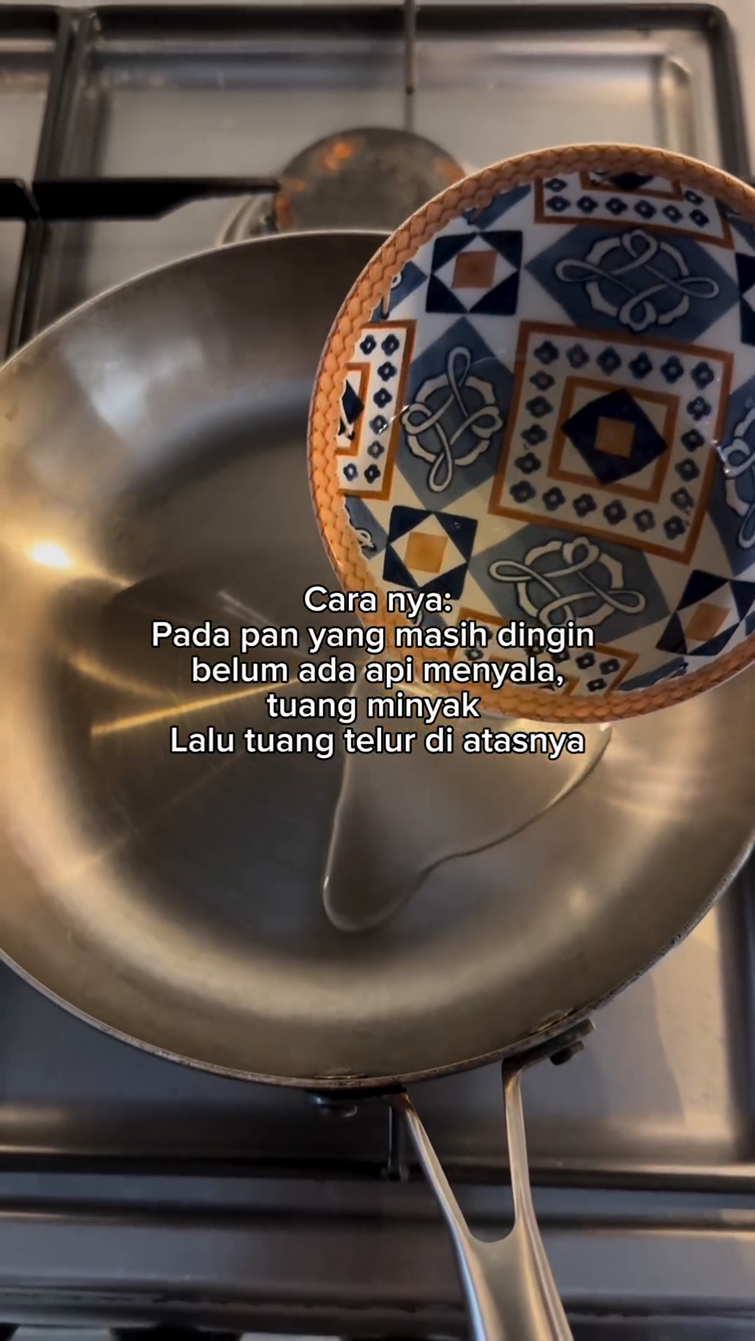 Tanpa perlu dibolak-balik, cara mamah muda bikin telur ceplok ini hasilnya utuh dan antigosong