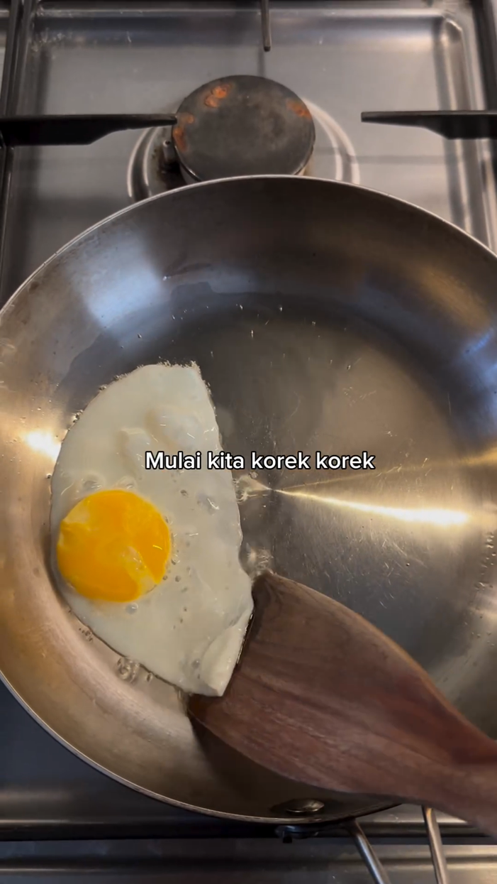 Tanpa perlu dibolak-balik, cara mamah muda bikin telur ceplok ini hasilnya utuh dan antigosong