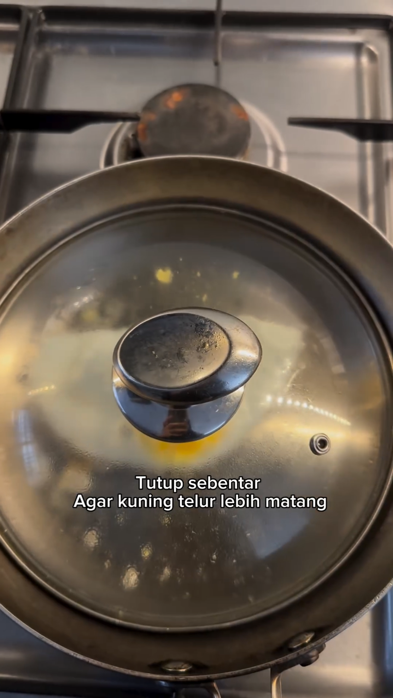 Tanpa perlu dibolak-balik, cara mamah muda bikin telur ceplok ini hasilnya utuh dan antigosong
