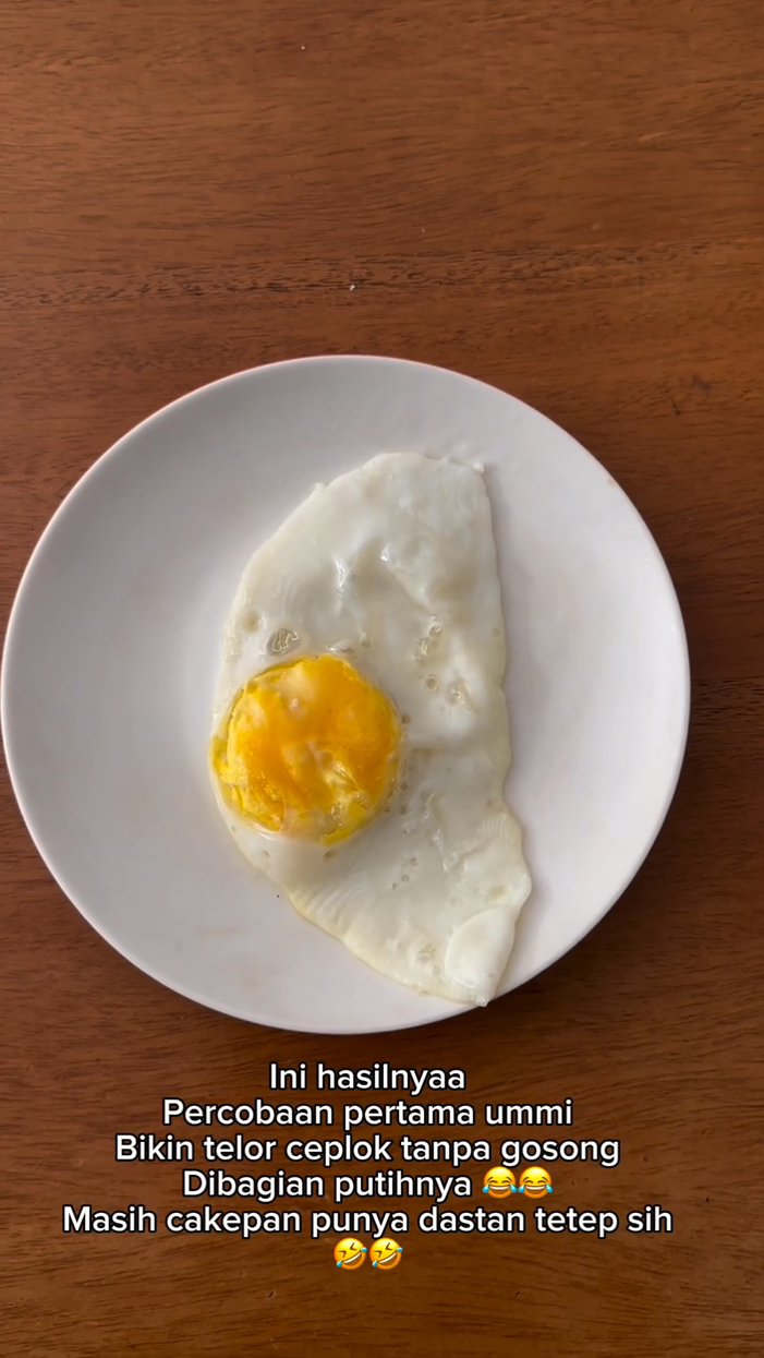 Tanpa perlu dibolak-balik, cara mamah muda bikin telur ceplok ini hasilnya utuh dan antigosong