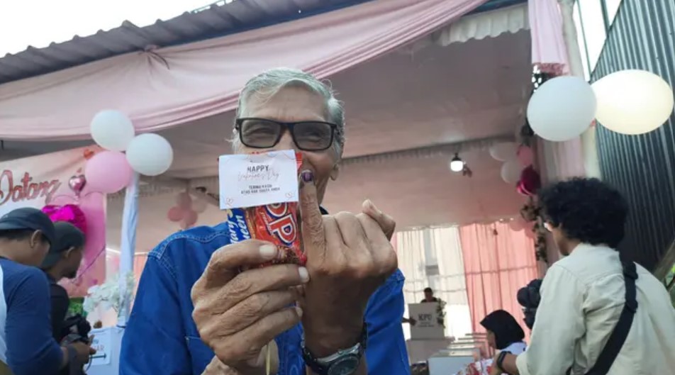 TPS 034 Manahan yang digunakan Gibran Rakabuming bertema valentine © 2024 berbagai sumber TPS 034 Manahan yang digunakan Gibran Rakabuming bertema valentine © 2024 berbagai sumber