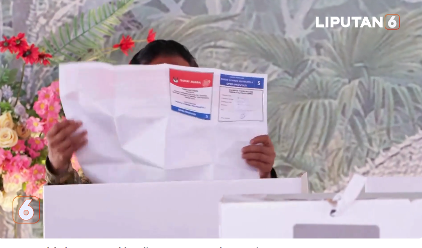 momen mahfud md nyoblos © berbagai sumber