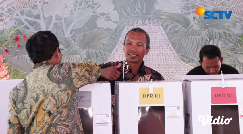 momen mahfud md nyoblos © berbagai sumber momen mahfud md nyoblos © berbagai sumber