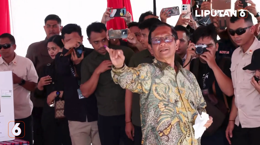 momen mahfud md nyoblos © berbagai sumber momen mahfud md nyoblos © berbagai sumber