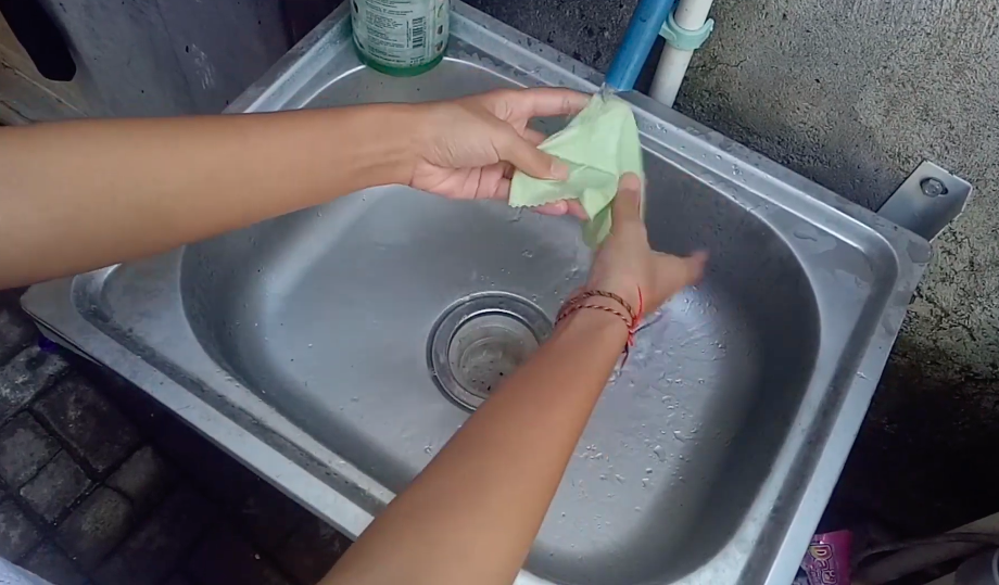 Tanpa direndam air panas, ini cara hilangkan noda membandel di kain lap kacamata pakai 1 bahan dapur