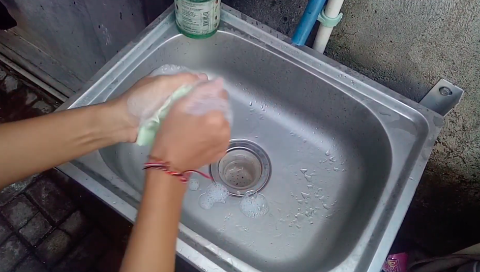 Tanpa direndam air panas, ini cara hilangkan noda membandel di kain lap kacamata pakai 1 bahan dapur
