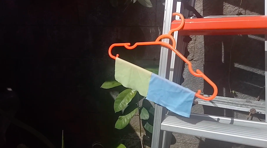 Tanpa direndam air panas, ini cara hilangkan noda membandel di kain lap kacamata pakai 1 bahan dapur