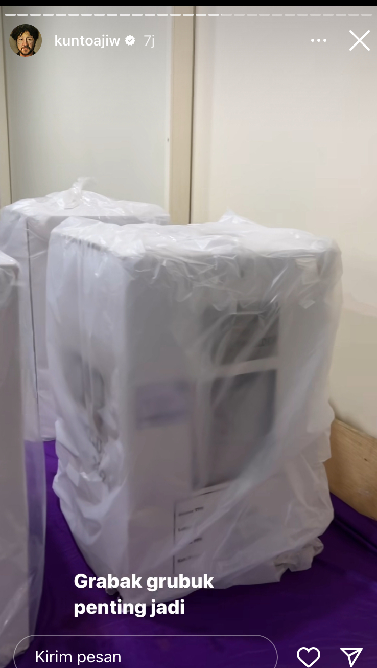 Kunto Aji jadi petugas Linmas © 2024 brilio.net Kunto Aji jadi petugas Linmas © 2024 brilio.net