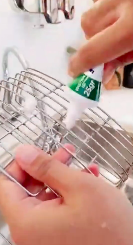 Bukan digosok sabun, ini cara bersihkan karat rak piring agar kinclong lagi pakai 1 bahan sederhana