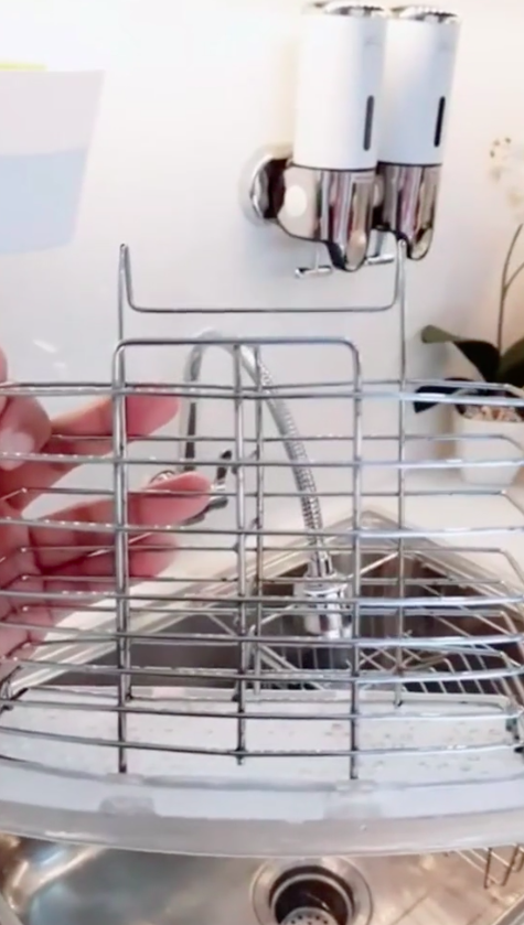 Bukan digosok sabun, ini cara bersihkan karat rak piring agar kinclong lagi pakai 1 bahan sederhana