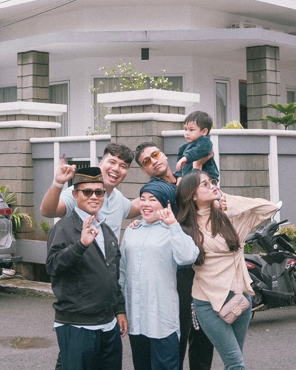 potret seleb pertama kali ikut nyoblos © berbagai sumber