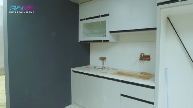 potret dulu & kini rumah Sensen asisten Raffi Ahmad © 2024 brilio.net potret dulu & kini rumah Sensen asisten Raffi Ahmad © 2024 brilio.net