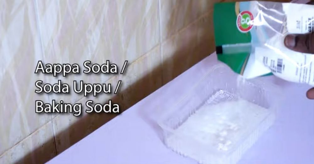 Cuma pakai 2 bahan dapur, trik basmi kerak di dinding kamar mandi ini ampuh tanpa air panas dan sitrun