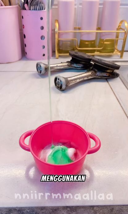 Tak perlu direndam cuka dan sitrun, ini trik bersihkan corong burner kompor yang hitam dan berminyak