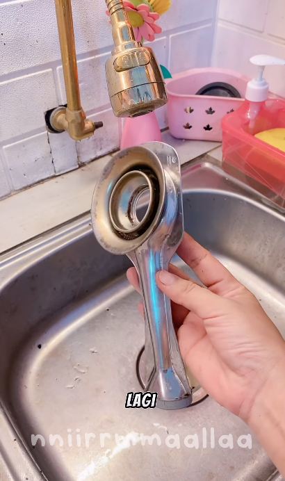 Tak perlu direndam cuka dan sitrun, ini trik bersihkan corong burner kompor yang hitam dan berminyak