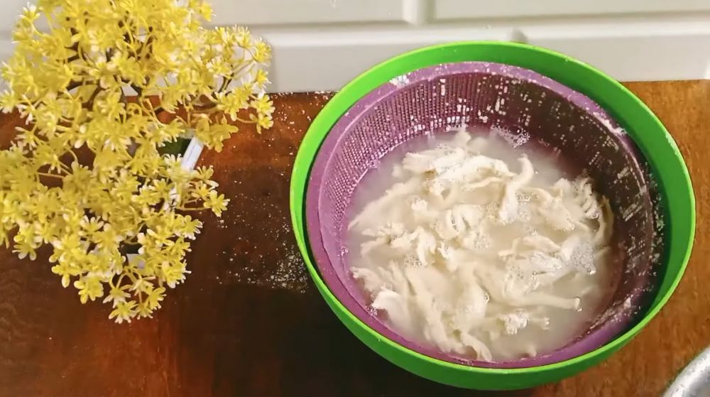 Tanpa diberi baking soda, ini trik goreng jamur tiram agar semakin krispi renyah tahan lama