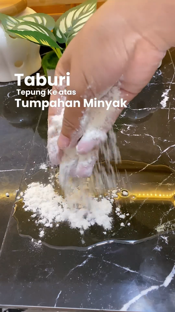 Nggak perlu dilap, ini cara bersihkan tumpahan minyak goreng di lantai agar kinclong dan kesat lagi