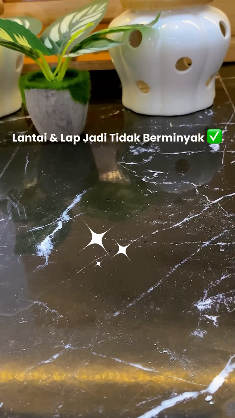 Nggak perlu dilap, ini cara bersihkan tumpahan minyak goreng di lantai agar kinclong dan kesat lagi