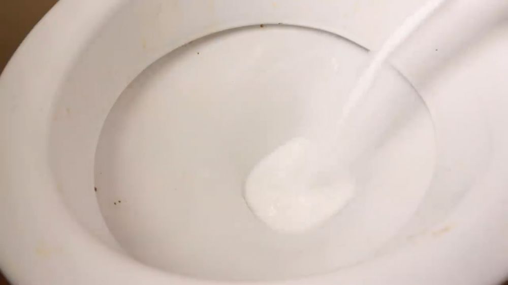 Tanpa digosok sitrun, ini cara ampuh basmi kerak kuning di kloset duduk cuma pakai 2 bahan dapur